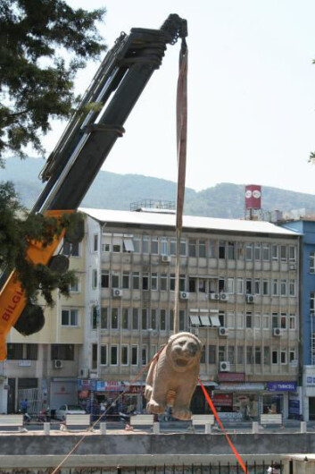 Den tunge steinløven under transport til det arkeologiske museet i Antakya i Tyrkia. (Foto: Lynn Welton) Den tunge steinløven under transport til det arkeologiske museet i Antakya i Tyrkia. (Foto: Lynn Welton)