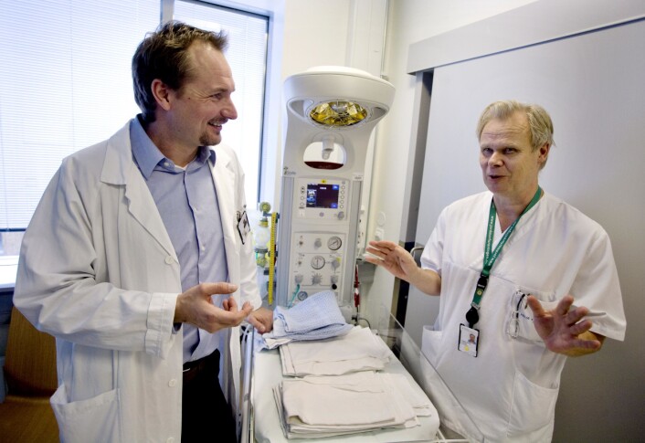Barnelege og forsker Bård Fossli Jensen (til venstre) har filmet over 500 legesamtaler i sitt doktorgradsarbeid om sykehuslegers kommunikasjonsferdigheter. Her sammen med en av kursdeltagerne, seksjonsoverlege Torgrim Sørnes. (Foto: Daniel Sannum Lauten) Barnelege og forsker Bård Fossli Jensen (til venstre) har filmet over 500 legesamtaler i sitt doktorgradsarbeid om sykehuslegers kommunikasjonsferdigheter. Her sammen med en av kursdeltagerne, seksjonsoverlege Torgrim Sørnes. (Foto: Daniel Sannum Lauten)