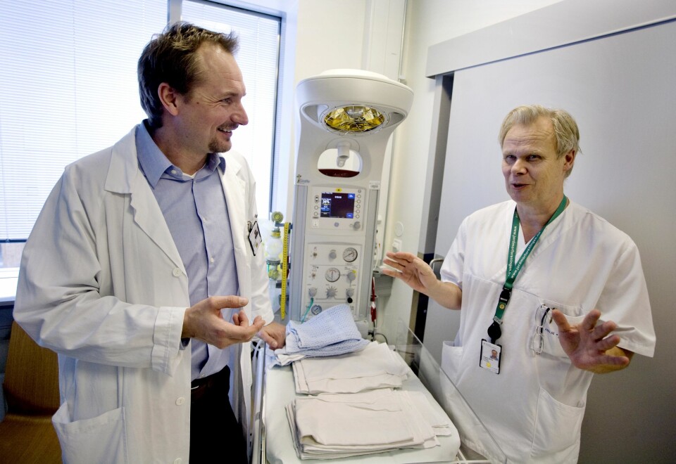 Barnelege og forsker Bård Fossli Jensen (til venstre) har filmet over 500 legesamtaler i sitt doktorgradsarbeid om sykehuslegers kommunikasjonsferdigheter. Her sammen med en av kursdeltagerne, seksjonsoverlege Torgrim Sørnes. (Foto: Daniel Sannum Lauten)