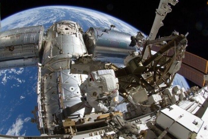 Astronauten Sunita Williams brukte 6 timer og 28 minutter på å rense et boltehull med en tannbørste. Med denne lange arbeidsøkten satte Williams ny rekord for antall timer en kvinne har tilbragt i rommet utenfor romstasjonen. (Foto: NASA TV) Astronauten Sunita Williams brukte 6 timer og 28 minutter på å rense et boltehull med en tannbørste. Med denne lange arbeidsøkten satte Williams ny rekord for antall timer en kvinne har tilbragt i rommet utenfor romstasjonen. (Foto: NASA TV)