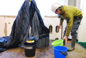 Nattens program ligger klart: MOCNESS-en er nettopp oppe av havet. I går var det rolig og forskerne fikk sett film, men i natt er det pinsetten som kaller. Strand gjør prøvene. (Foto: Hanne Østli Jakobsen) Nattens program ligger klart: MOCNESS-en er nettopp oppe av havet. I går var det rolig og forskerne fikk sett film, men i natt er det pinsetten som kaller. Strand gjør prøvene. (Foto: Hanne Østli Jakobsen)