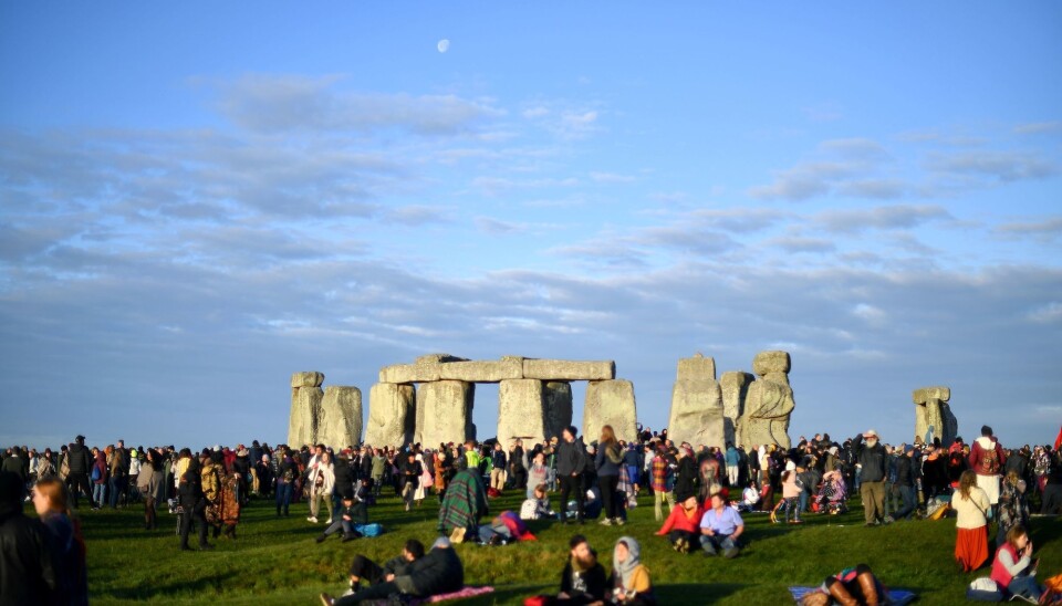 En moderne feiring av sommersolverv ved Stonehenge. Dette var i 2019, og dermed upåvirket av koronatiltak.