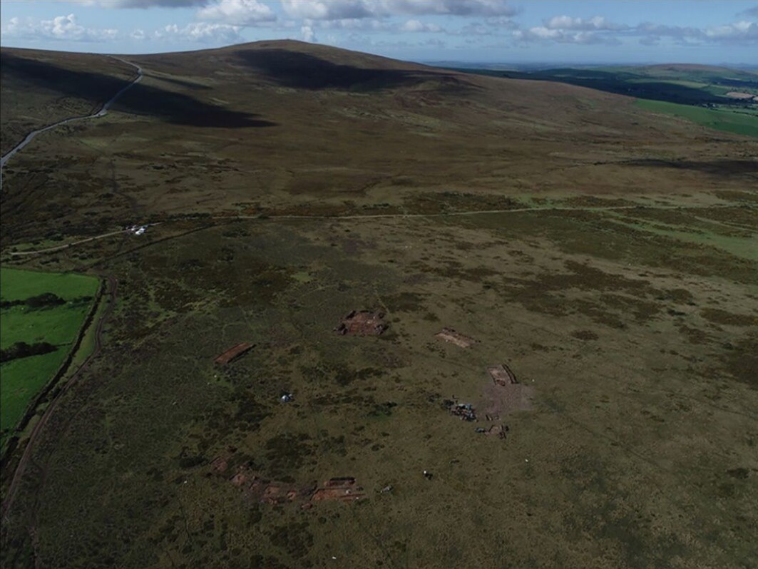 Nederst på bildet kan du se utgravningen av Waun Mawn, som er en demontert steinsirkel på rundt 110 meter i diameter. Nederst på bildet kan du se utgravningen av Waun Mawn, som er en demontert steinsirkel på rundt 110 meter i diameter.