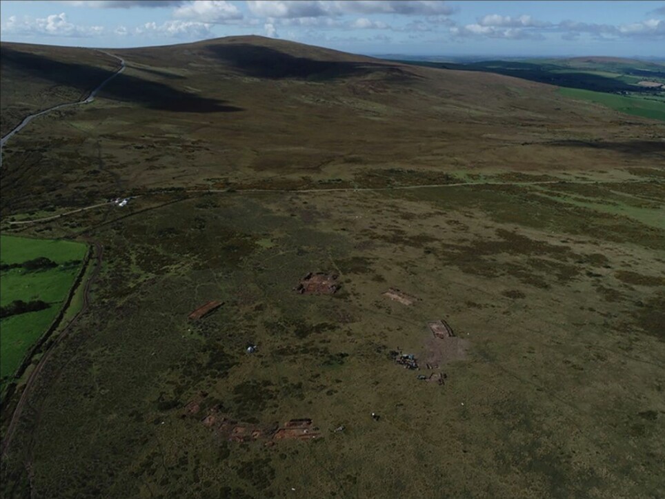 Nederst på bildet kan du se utgravningen av Waun Mawn, som er en demontert steinsirkel på rundt 110 meter i diameter.