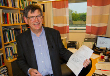 Professor Karl Halvor Teigen, med invitasjonen i hånden, tar den morsomme prisen med godt humør. (Foto: Svein Milde) Professor Karl Halvor Teigen, med invitasjonen i hånden, tar den morsomme prisen med godt humør. (Foto: Svein Milde)