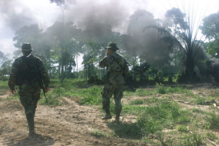 Bildet viser colombianske spesialstyrker som passer på en oljeledning i Aracua i Colombia, etter at FARC saboterte den i 2002. (Foto: iStockphoto) Bildet viser colombianske spesialstyrker som passer på en oljeledning i Aracua i Colombia, etter at FARC saboterte den i 2002. (Foto: iStockphoto)