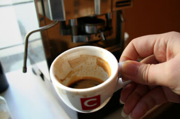 "Den populære espressoen, og alle de assosierte kaffevariantene som kaffe latte, cappucino, cortado, americano og kaffe mocca, er ikke like sunne som traktekaffen. Årsaken er at drikken ikke filtreres gjennom papir som fjerner skadelige fettstoffer." "Den populære espressoen, og alle de assosierte kaffevariantene som kaffe latte, cappucino, cortado, americano og kaffe mocca, er ikke like sunne som traktekaffen. Årsaken er at drikken ikke filtreres gjennom papir som fjerner skadelige fettstoffer."