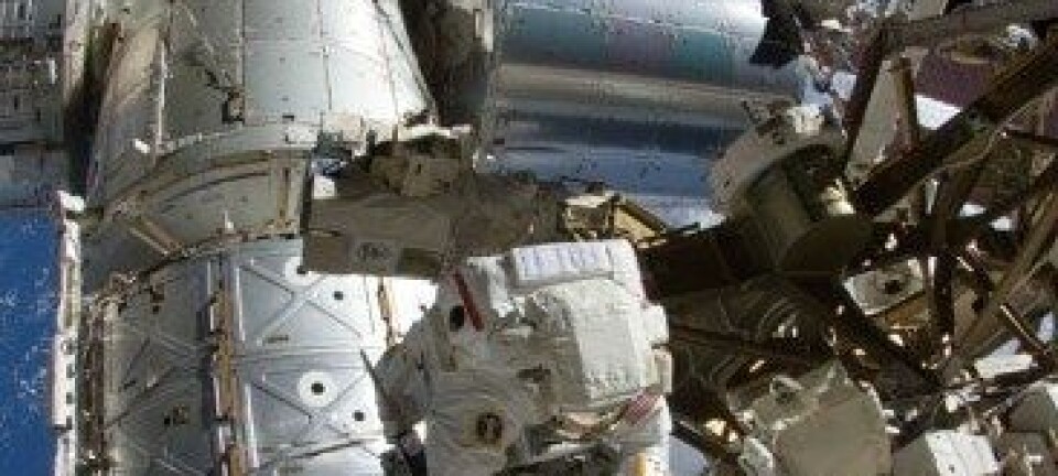 Astronauten Sunita Williams brukte 6 timer og 28 minutter på å rense et boltehull med en tannbørste. Med denne lange arbeidsøkten satte Williams ny rekord for antall timer en kvinne har tilbragt i rommet utenfor romstasjonen. NASA TV