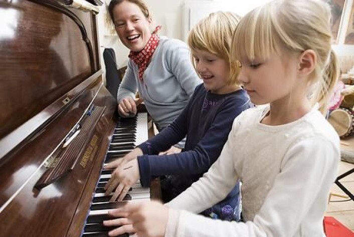 Barn blir flinke til å spille piano hvis de øver seg. Men det er ikke påvist at det gjør dem flinkere til å lese eller regne. (Foto: Colourbox) Barn blir flinke til å spille piano hvis de øver seg. Men det er ikke påvist at det gjør dem flinkere til å lese eller regne. (Foto: Colourbox)