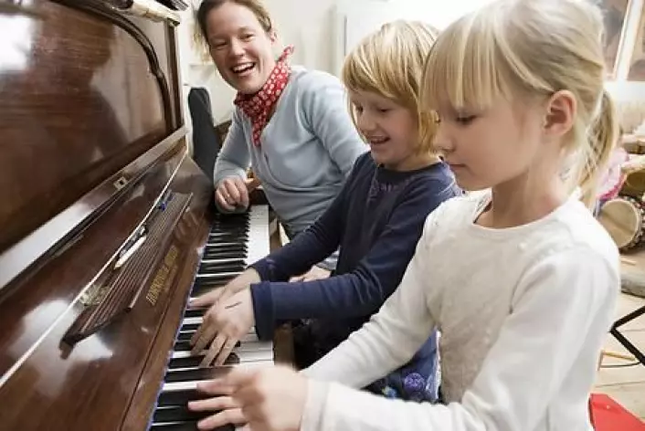 Barn blir flinke til å spille piano hvis de øver seg. Men det er ikke påvist at det gjør dem flinkere til å lese eller regne. (Foto: Colourbox)