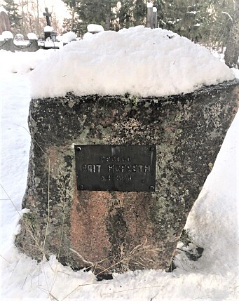 «Geolog Brit Hofseth 24 aar» står skrevet på gravsteinen på Tromsø gravlund. «Geolog Brit Hofseth 24 aar» står skrevet på gravsteinen på Tromsø gravlund.