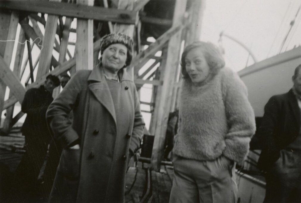 Bildene av Brit Hofseth formidler en intenst tilstedeværende, vital og leken ung kvinne. Her med hotellbestyrer Laura Borgen på Nordpolhotellet på Svalbard hvor Hofseth hadde sommerjobb i 1937. Bildene av Brit Hofseth formidler en intenst tilstedeværende, vital og leken ung kvinne. Her med hotellbestyrer Laura Borgen på Nordpolhotellet på Svalbard hvor Hofseth hadde sommerjobb i 1937.
