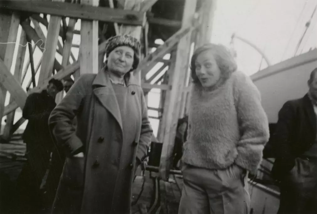 Bildene av Brit Hofseth formidler en intenst tilstedeværende, vital og leken ung kvinne. Her med hotellbestyrer Laura Borgen på Nordpolhotellet på Svalbard hvor Hofseth hadde sommerjobb i 1937.