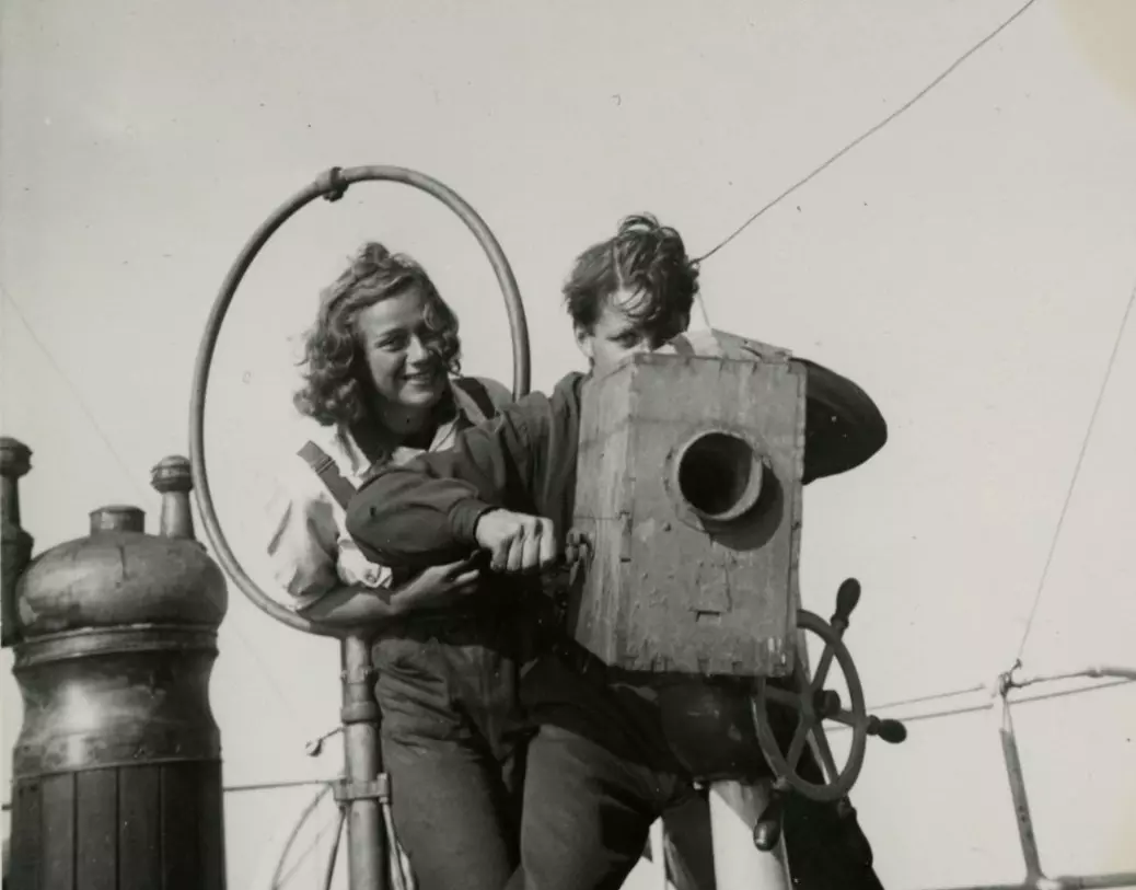 Ekspedisjonen til Nordøst-Grønland i 1939 var spesiell på flere måter, ikke minst fordi det for aller første gang var kvinner med. Her er Brit Hofseth og Ebbe Arneberg.