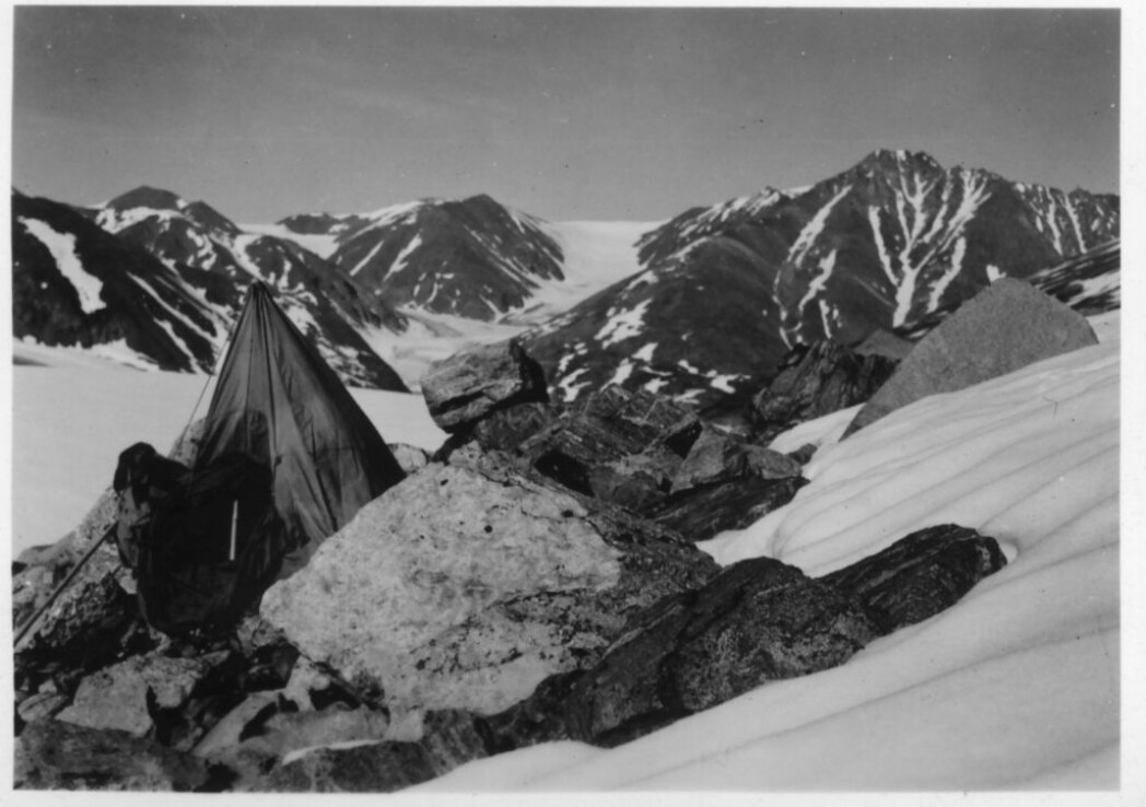 Brit Hofseth gikk i land på Claveringøya for å utrette geologisk feltarbeid. Et par uker levde hun alene der med geologhammeren, proviant, telt og våpen. Brit Hofseth gikk i land på Claveringøya for å utrette geologisk feltarbeid. Et par uker levde hun alene der med geologhammeren, proviant, telt og våpen.