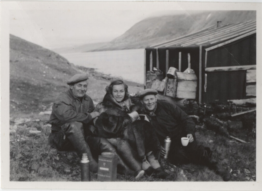 Brit Hofseth sammen med fangstmennene Henry Rudi (t.v.) og Schjølberg Nilsen utenfor en fangsthytte på Revet på Grønland. Brit Hofseth sammen med fangstmennene Henry Rudi (t.v.) og Schjølberg Nilsen utenfor en fangsthytte på Revet på Grønland.