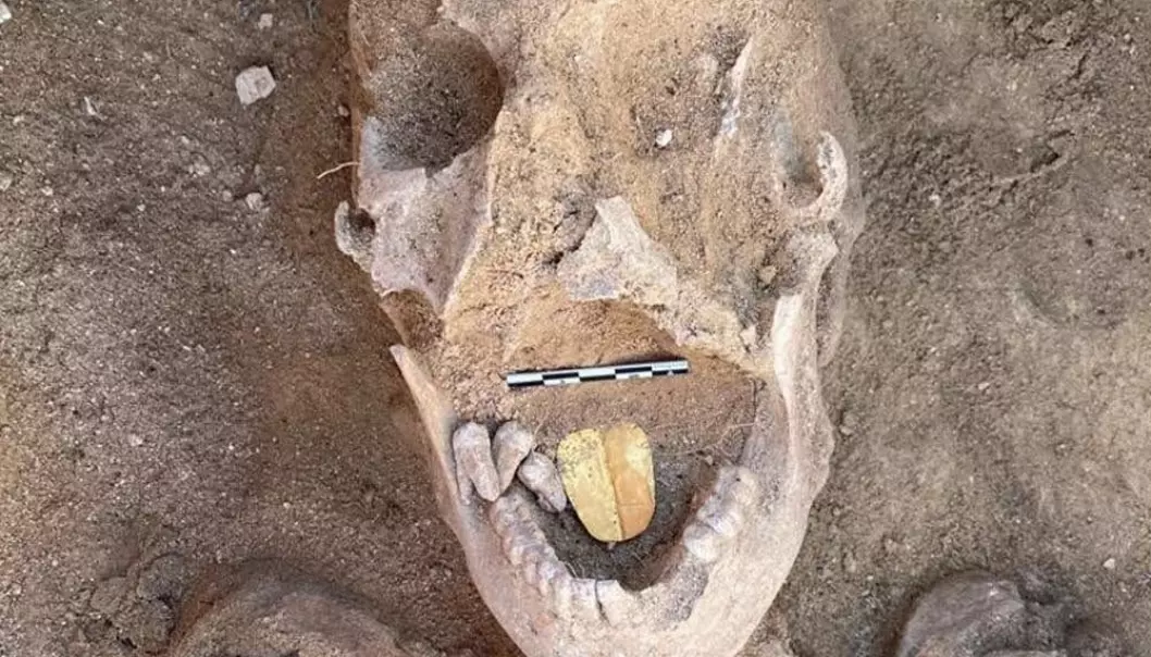 De som begravde dette mennesket for 2000 år siden, trodde kanskje at gulltunga skulle hjelpe personen til å snakke med guden Osiris etter døden.