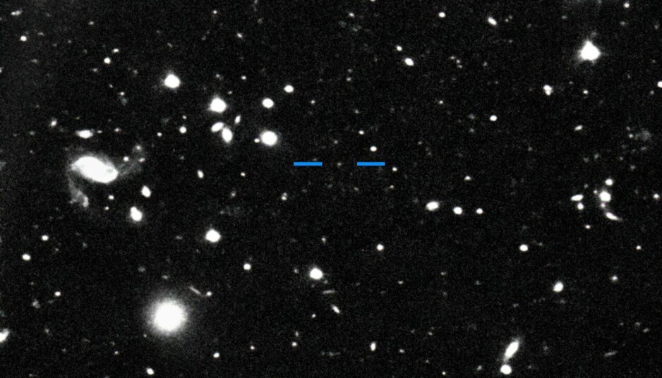 Her er et av bildene forskerne har tatt av Farfarout. De store hvite flekkene er stjerner og galakser i bakgrunnen, mens Farfarout er den bitte lille prikken mellom de blå strekene.