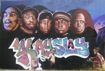 Fem døde hiphop-artister, formet etter Mount Rushmore monumentet. De er fra venstre: 2Pac, Jam Master Jay, Big L, Notorious BIG og Big Pun. Veggen er malt av the Ymi Crew. (Foto: Carl Petter Opsahl) Fem døde hiphop-artister, formet etter Mount Rushmore monumentet. De er fra venstre: 2Pac, Jam Master Jay, Big L, Notorious BIG og Big Pun. Veggen er malt av the Ymi Crew. (Foto: Carl Petter Opsahl)