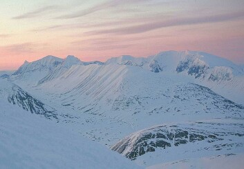 Fem norske soldater mistet livet på Kebnekaise i mars i fjor. Nå frykter svenske forskere at ulykken skal avsluttes med en miljøkatastrofe. (Foto: SiriusA/Wikimedia Creative Commons) Fem norske soldater mistet livet på Kebnekaise i mars i fjor. Nå frykter svenske forskere at ulykken skal avsluttes med en miljøkatastrofe. (Foto: SiriusA/Wikimedia Creative Commons)