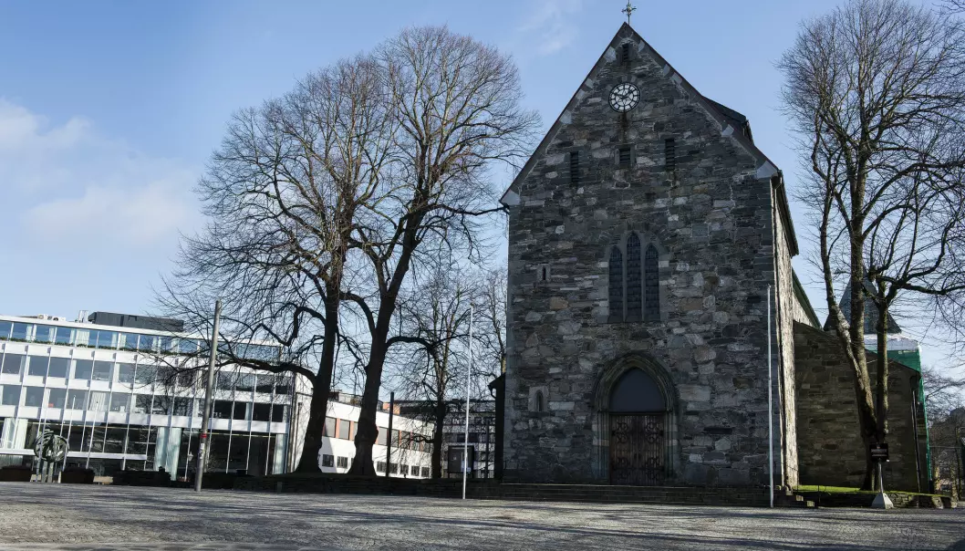 Arkeologer starter mandag en utgraving i Stavanger domkirke. De ønsker å få svar på temaer som kristningsprosessen av Norge og om oppkomsten av byer i tidlig middelalder.