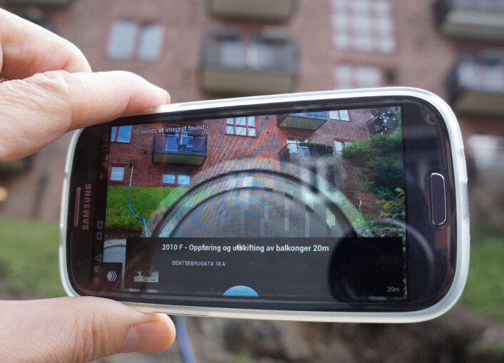 Mobilappen PlanAR kjører inne i appen Layar, som finnes både for Android og iPhone. Den viser saker fra Plan- og bygningsetaten i Oslo som grå sirkler foran stedet som saken gjelder. Jo større de grå sirklene er, desto nærmere er stedet som markeres. (Foto: Arnfinn Christensen, forskning.no.) Mobilappen PlanAR kjører inne i appen Layar, som finnes både for Android og iPhone. Den viser saker fra Plan- og bygningsetaten i Oslo som grå sirkler foran stedet som saken gjelder. Jo større de grå sirklene er, desto nærmere er stedet som markeres. (Foto: Arnfinn Christensen, forskning.no.)