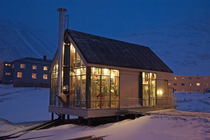 Det kullfyrte kraftverket produserer både strøm og varme til Longyearbyen – her ett av fyrhusene som vannet til fjernvarmen går gjennom, og som har oljekjeler som en ekstra sikkerhet. (Foto: Georg Mathisen) Det kullfyrte kraftverket produserer både strøm og varme til Longyearbyen – her ett av fyrhusene som vannet til fjernvarmen går gjennom, og som har oljekjeler som en ekstra sikkerhet. (Foto: Georg Mathisen)