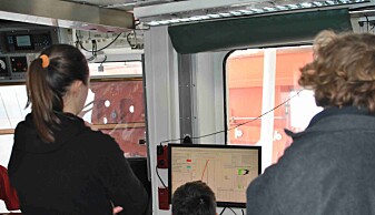 CTD-dataene vises i sanntid på skjermen, og oseanografene studerer det med stor entusiasme. CTD-dataene vises i sanntid på skjermen, og oseanografene studerer det med stor entusiasme.