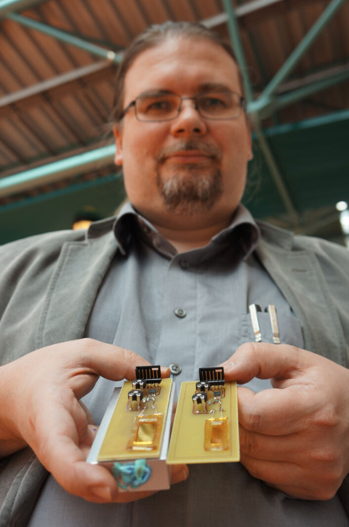 Professor Einar Halvorsen fra Høgskolen i Vestfold med to prototyper av energihøsteren. (Foto: Arnfinn Christensen) Professor Einar Halvorsen fra Høgskolen i Vestfold med to prototyper av energihøsteren. (Foto: Arnfinn Christensen)