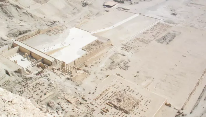 Flybilde av Deir el-Bahri, området der faraoen ble funnet. Her er det flere templer, og området kalles en nekropolis.