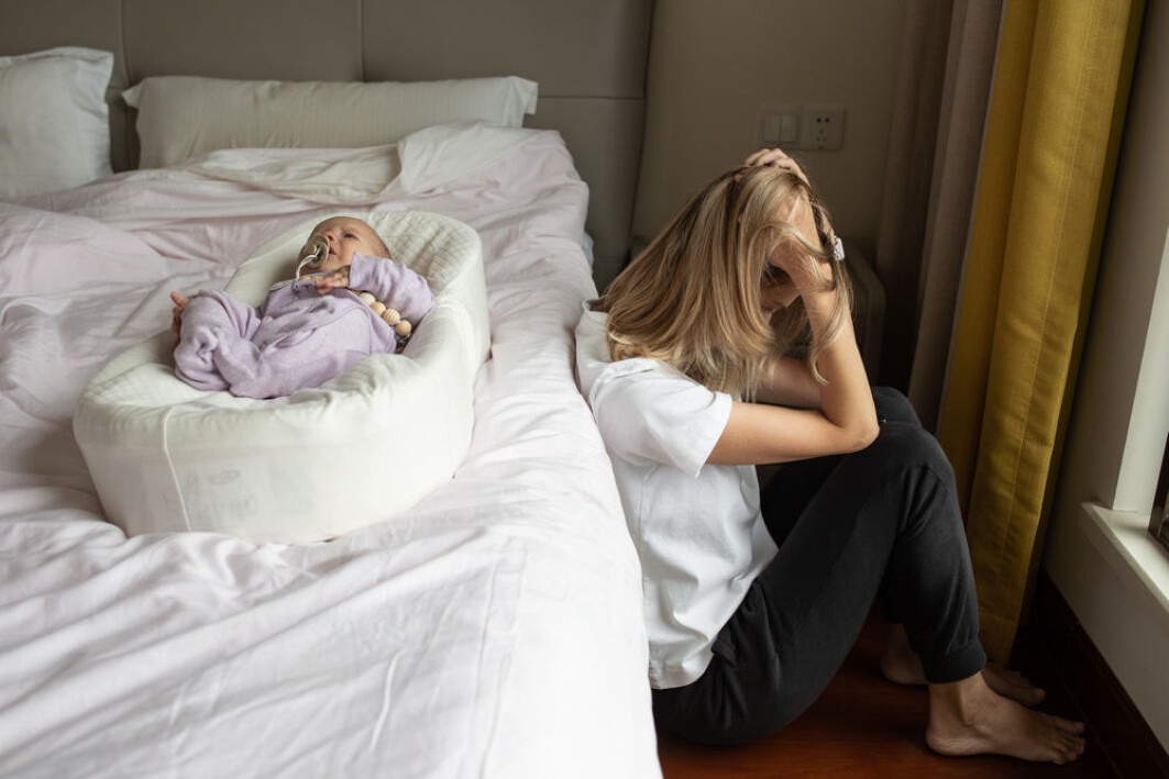 Når man får et barn, er det en forventning om at man bør være overlykkelig. Derfor er det vanskelig for foreldre å snakke om fødselsdepresjoner, og helsepersonell kan oppdage tegnene. Når man får et barn, er det en forventning om at man bør være overlykkelig. Derfor er det vanskelig for foreldre å snakke om fødselsdepresjoner, og helsepersonell kan oppdage tegnene.