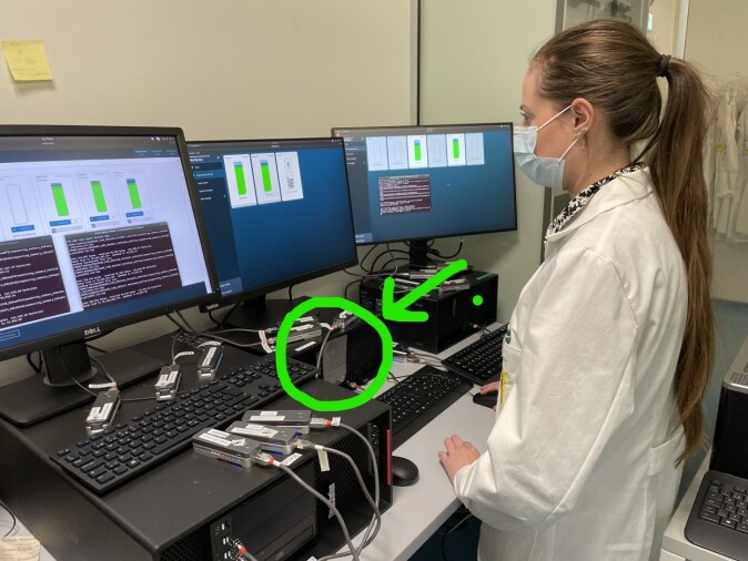 Trine Sørensen fra Albertsen Lab ved en datamaskin lappet med gaffatape (der pilen peker). Trine Sørensen fra Albertsen Lab ved en datamaskin lappet med gaffatape (der pilen peker).