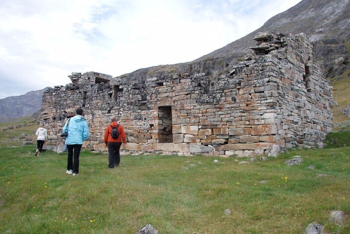 Det siste man kjenner til av norrøne folk på Grønland, er en vielse i 1408 i kirken i Hvalsey (bildet) i Austerbygd. Deretter forsvant de fra øya de hadde levd på i 500 år. (Foto: Ella Grødem, Wikimedia Commons) Det siste man kjenner til av norrøne folk på Grønland, er en vielse i 1408 i kirken i Hvalsey (bildet) i Austerbygd. Deretter forsvant de fra øya de hadde levd på i 500 år. (Foto: Ella Grødem, Wikimedia Commons)
