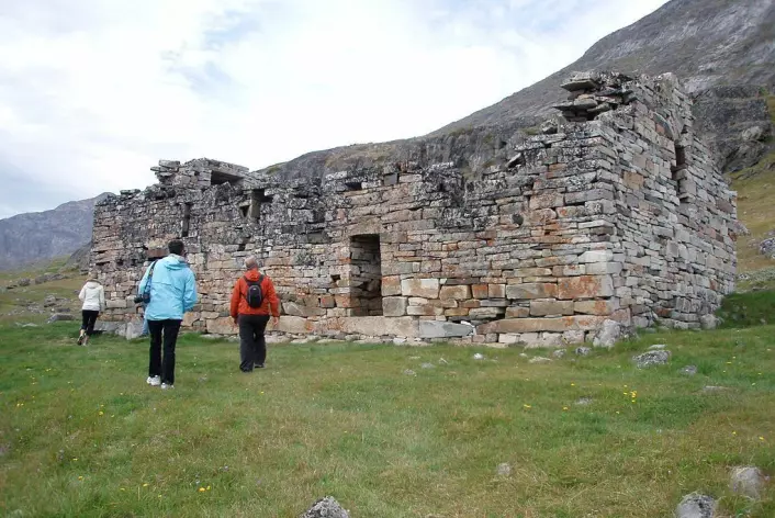 Det siste man kjenner til av norrøne folk på Grønland, er en vielse i 1408 i kirken i Hvalsey (bildet) i Austerbygd. Deretter forsvant de fra øya de hadde levd på i 500 år. (Foto: Ella Grødem, Wikimedia Commons)