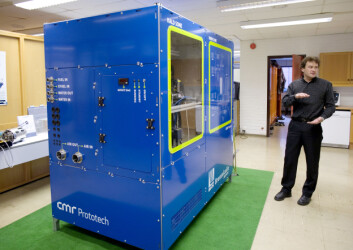 "Arild Vik, teknologidirektør ved CMR Prototech AS, forklarer hvordan et SOFC-anlegg fungerer. Dette anlegget er resultatet av et samarbeid mellom BKK og CMR Prototech AS, med støtte av Innovasjon Norge. Anlegget skal levere 3 kW elektrisitet og 3 kW varme og plasseres på Kollsnes i disse dager. Et kommersielt anlegg med samme effekt, vil kun være halvparten så stort. (Foto: Paul S. Amundsen)" "Arild Vik, teknologidirektør ved CMR Prototech AS, forklarer hvordan et SOFC-anlegg fungerer. Dette anlegget er resultatet av et samarbeid mellom BKK og CMR Prototech AS, med støtte av Innovasjon Norge. Anlegget skal levere 3 kW elektrisitet og 3 kW varme og plasseres på Kollsnes i disse dager. Et kommersielt anlegg med samme effekt, vil kun være halvparten så stort. (Foto: Paul S. Amundsen)"