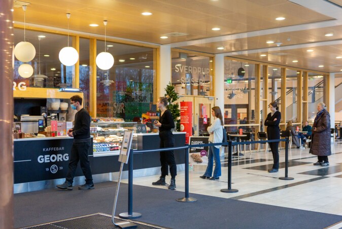 I en kaffekø med to meters mellom hver vil en mutasjon som kan smitte over større avstander, ha en stor fordel. I en kaffekø med to meters mellom hver vil en mutasjon som kan smitte over større avstander, ha en stor fordel.