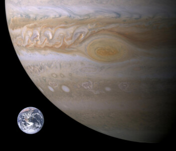 Gassgiganten Jupiter og den røde flekkens størrelse sammenliknet med jorda. (Foto: NASA) Gassgiganten Jupiter og den røde flekkens størrelse sammenliknet med jorda. (Foto: NASA)