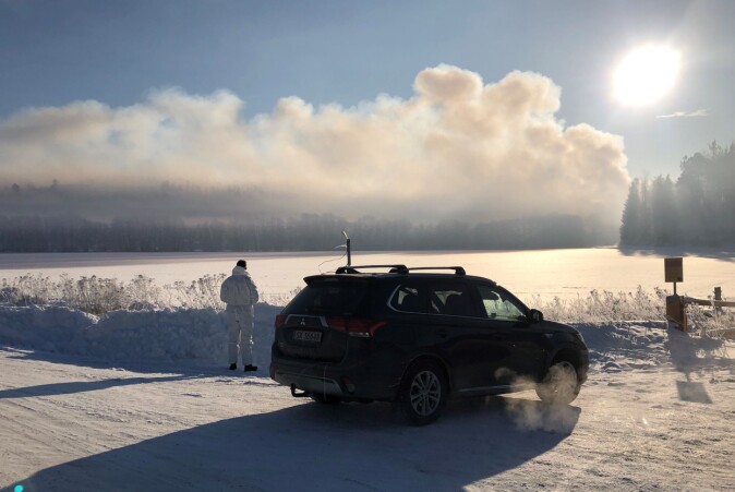 Røykskyen fra brannen ligger som et teppe over landskapet. Røykskyen fra brannen ligger som et teppe over landskapet.
