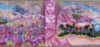 Fra Graffiti Hall of Fame i Harlem, New York. Den rosa engelen er fra en vegg som hedrer kvinnelige pionerer i graffiti, laget av noen av dagens fremste kvinnelige utøvere; TOO FLY, QUEEN ANDREA, FEVER, DIVA, MUCK, DONA og INDIE. Engelen er malt av TOO FLY. (Foto: Carl Petter Opsahl) Fra Graffiti Hall of Fame i Harlem, New York. Den rosa engelen er fra en vegg som hedrer kvinnelige pionerer i graffiti, laget av noen av dagens fremste kvinnelige utøvere; TOO FLY, QUEEN ANDREA, FEVER, DIVA, MUCK, DONA og INDIE. Engelen er malt av TOO FLY. (Foto: Carl Petter Opsahl)