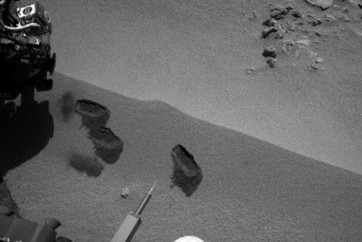 Tre små groper i sanden på Mars viser kvar Curiosity har tatt jafsar av overflata. (Foto: NASA/JPL-Caltech/MSSS) Tre små groper i sanden på Mars viser kvar Curiosity har tatt jafsar av overflata. (Foto: NASA/JPL-Caltech/MSSS)