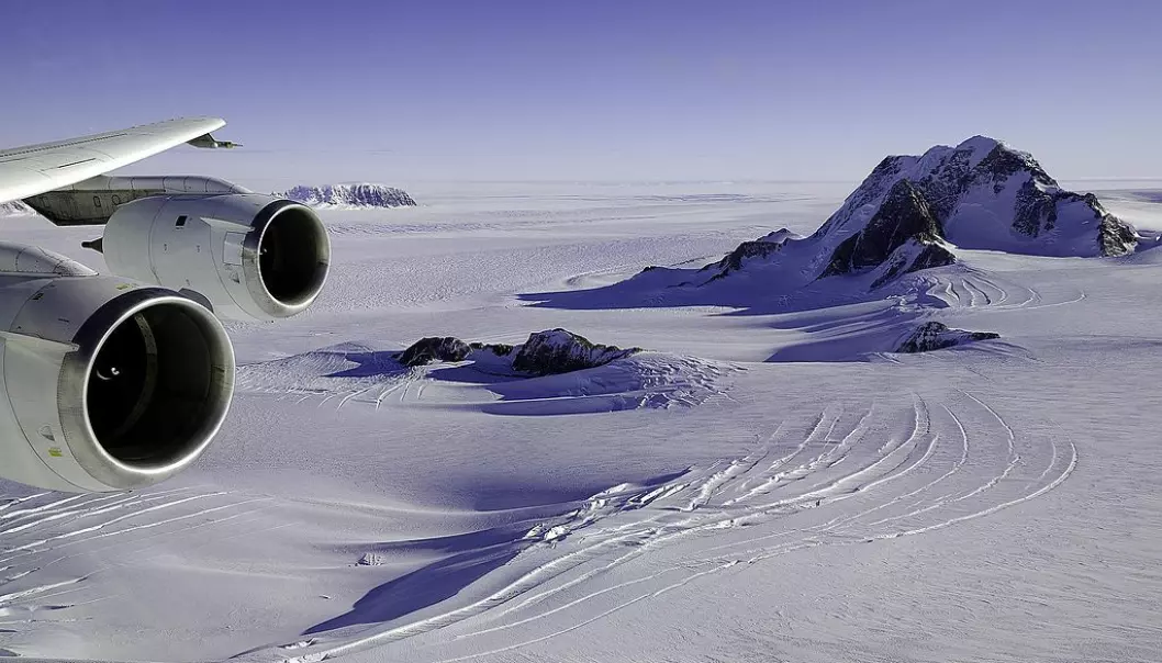 Illustrasjonsbilde: Isbreer og fjell stikker opp av isen på Marie Byrd Land, sør i Antarktis