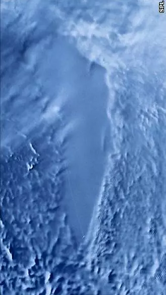 Omrisset av digre Vostok-sjøen sett fra satelitt. Innsjøen er tusenvis av meter under isen, og er 250 kilometer lang.