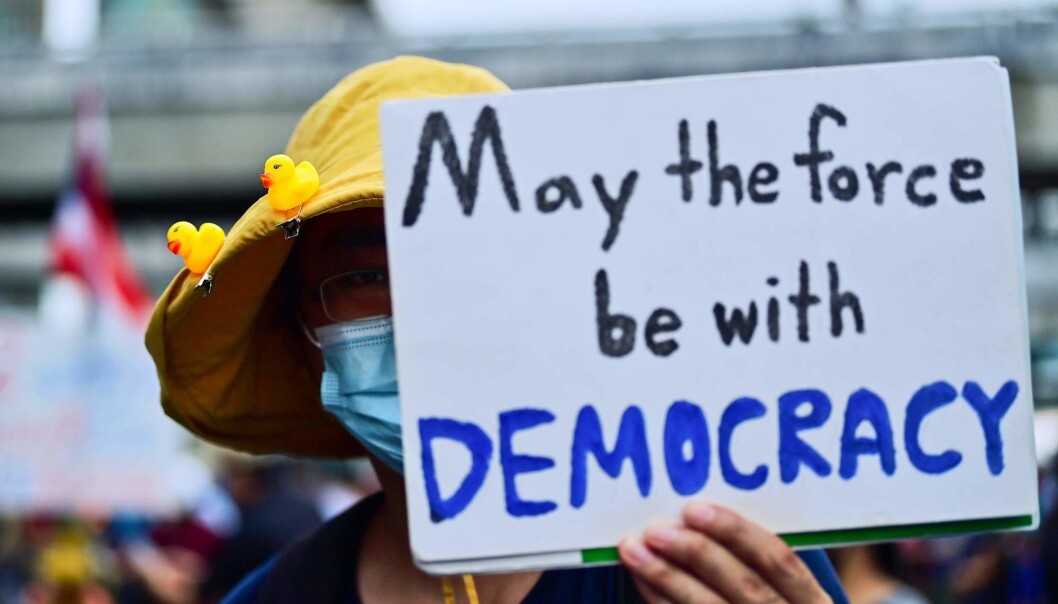 Årene 2001 til 2019 var første gang i verdenshistorien at flere enn halvparten av alle land i verden var demokratiske. Dette ifølge målemetoden Regimes of the World. Her en demonstrant som for noen uker siden krevde demokrati i Thailand. Årene 2001 til 2019 var første gang i verdenshistorien at flere enn halvparten av alle land i verden var demokratiske. Dette ifølge målemetoden Regimes of the World. Her en demonstrant som for noen uker siden krevde demokrati i Thailand.
