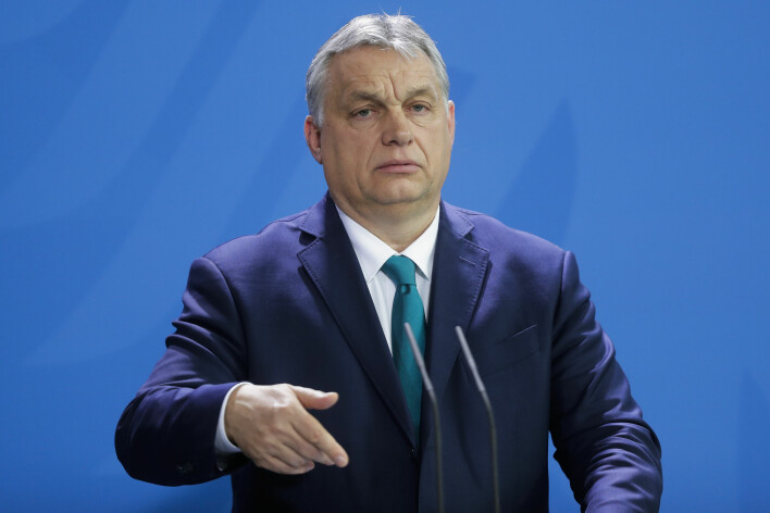Ungarns statsminister Victor Urban leder det første landet i EU som V-Dem-forskerne mener har passert streken der det går fra å være et demokrati til å bli et autoritært regime. Urban-regimet møter nå mye kritikk fra andre europeiske land.