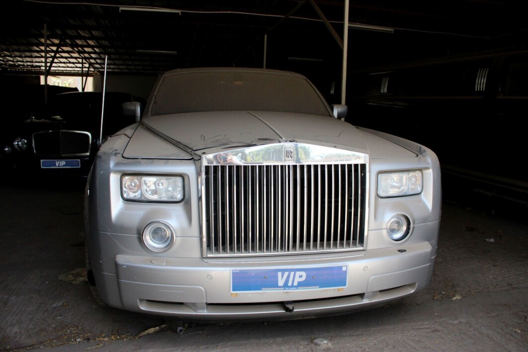 Diktatoren i det lille afrikanske landet Gambia ble tvunget til å gå av i 2017. Her står Rolls Roycen hans og samler støv. Gambia er et av få land som har beveget seg i demokratisk retning de siste årene. Men flere afrikanske land har i dag mer eller mindre velfungerende demokratier. Diktatoren i det lille afrikanske landet Gambia ble tvunget til å gå av i 2017. Her står Rolls Roycen hans og samler støv. Gambia er et av få land som har beveget seg i demokratisk retning de siste årene. Men flere afrikanske land har i dag mer eller mindre velfungerende demokratier.