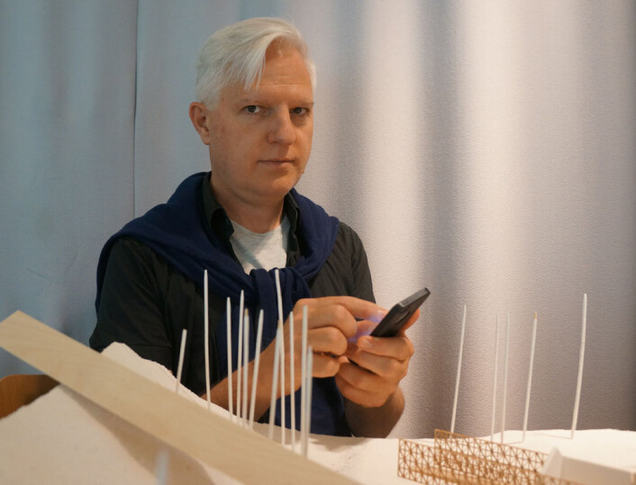 Andrew Morrison med mobilappen Streetscape foran en modell på Arkitektur- og designhøgskolen i Oslo. (Foto: Arnfinn Christensen, forskning.no.) Andrew Morrison med mobilappen Streetscape foran en modell på Arkitektur- og designhøgskolen i Oslo. (Foto: Arnfinn Christensen, forskning.no.)