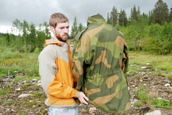 Forsker Gorm Krogh Selj gjør klar en mannekeng med den nåværende sommeruniformen til Hæren under en kamuflasjetest i 2013. (Foto: FFI) Forsker Gorm Krogh Selj gjør klar en mannekeng med den nåværende sommeruniformen til Hæren under en kamuflasjetest i 2013. (Foto: FFI)
