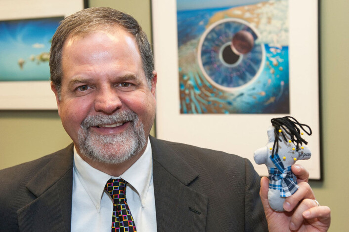 Brad Bushman, professor ved Ohio State University, holder en av voodoo-dukkene som ble brukt i forsøket. (Foto: Jo McCulty, Ohio State University) Brad Bushman, professor ved Ohio State University, holder en av voodoo-dukkene som ble brukt i forsøket. (Foto: Jo McCulty, Ohio State University)