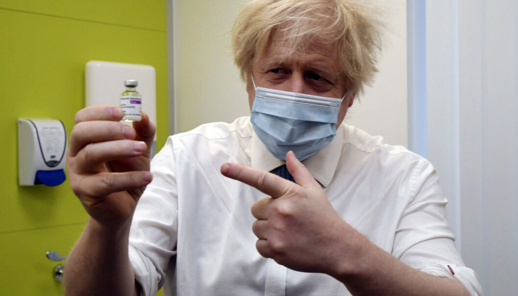 Boris Johnson tar sikte på å gjenåpne skolene i England 8. mars. Her peker han på en vaksinedose. Boris Johnson tar sikte på å gjenåpne skolene i England 8. mars. Her peker han på en vaksinedose.
