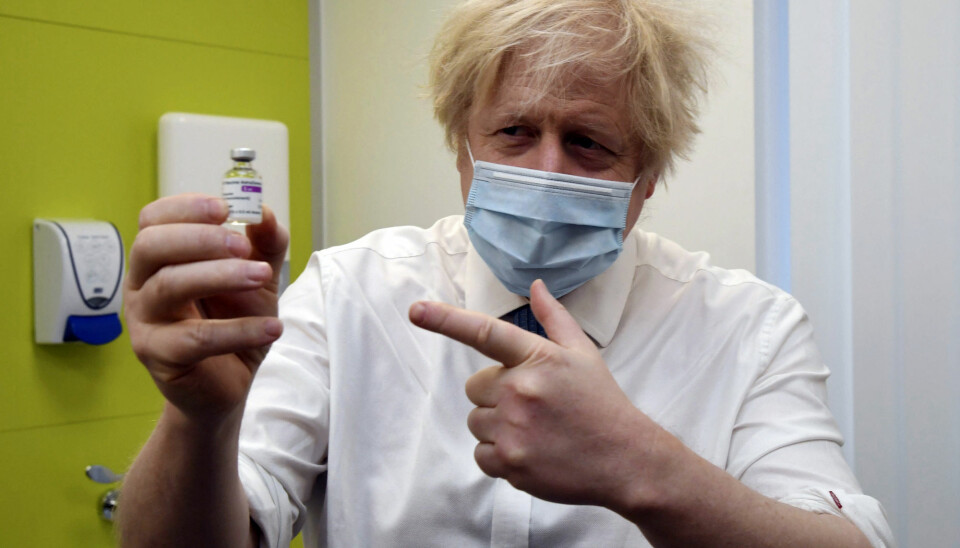 Boris Johnson tar sikte på å gjenåpne skolene i England 8. mars. Her peker han på en vaksinedose.